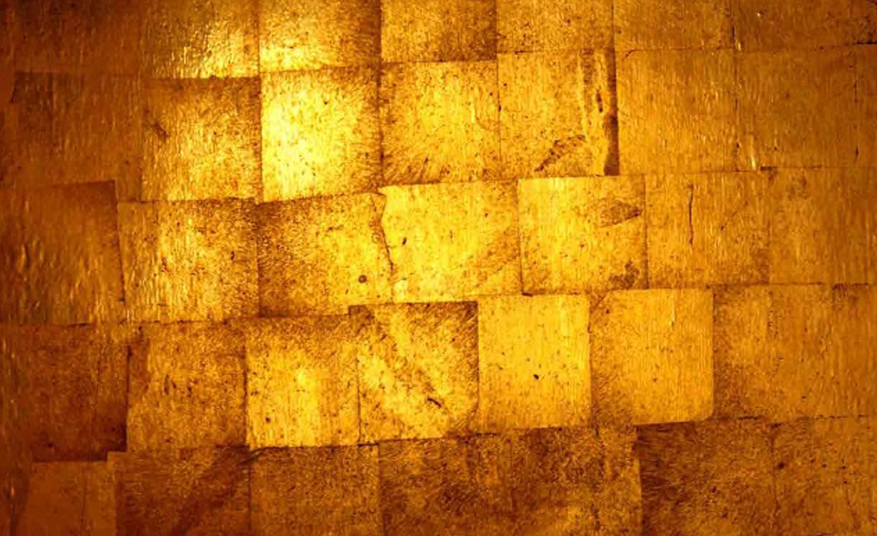 Cross pattern of gold material